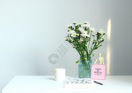 桌面上的花和文具背景图片