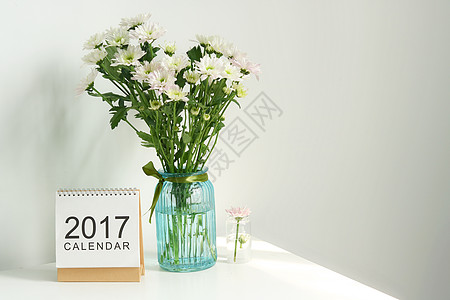 桌面上的花和文具图片