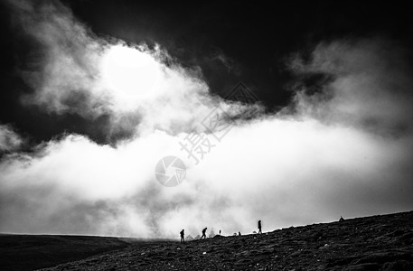 PPT黑白旅行 高原徒步 登山山顶背景