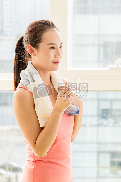 喝水的运动健身女性图片