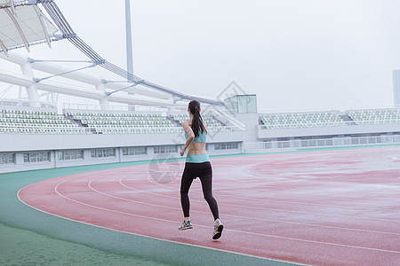 青春活动女性操场跑步图片