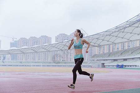 青春活动女性操场跑步图片