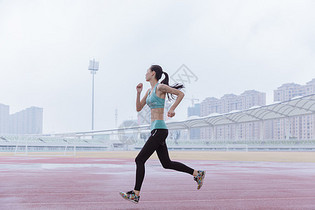 青春活动女性操场跑步图片