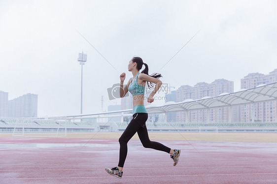 青春活动女性操场跑步图片