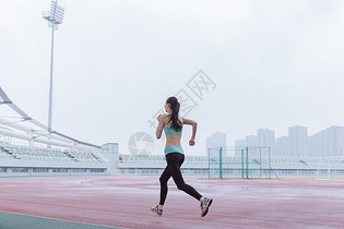 青春活动女性操场跑步图片