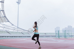 青春活动女性操场跑步图片