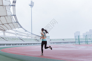 青春活动女性操场跑步图片