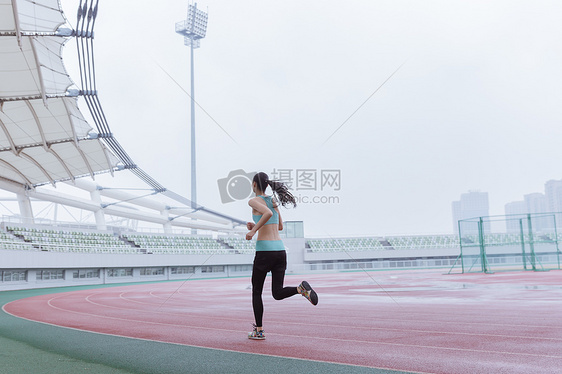 青春活动女性操场跑步图片