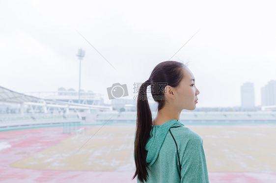 青春活力女性健身休息图片