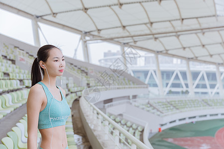 青春活力女性健身听音乐图片