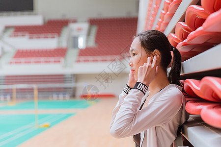 青春活力美女健身休息图片