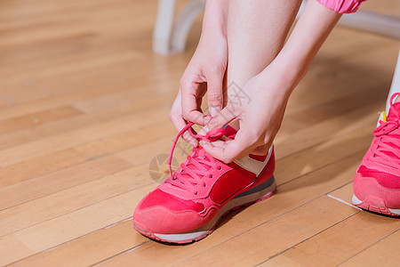 运动健身活力美女系鞋带图片