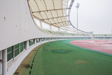 城市建筑阴雨天体育场背景图片
