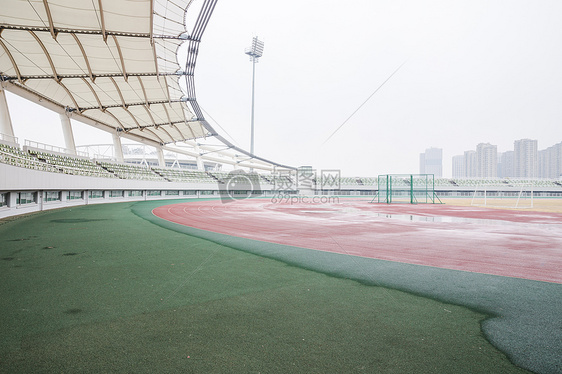 城市建筑阴雨天体育场图片