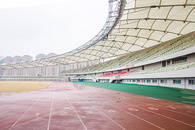 城市建筑阴雨天体育场图片