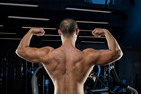 发月饼年轻健身教练肌肉线条背影展示背景