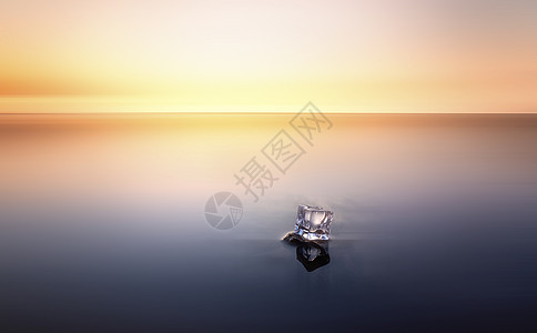 彩霞中海里的冰块背景图片