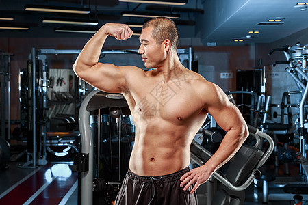 健身男展示肌肉的男性背景