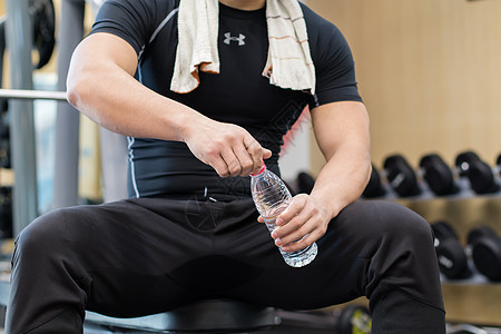 男士健身房运动锻炼休息图片