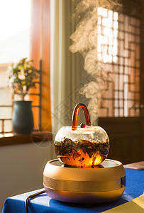 中式书桌一壶煮开的冒着热气的茶背景