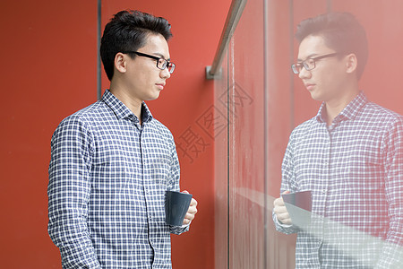 窗前喝咖啡的年轻人背景图片