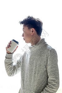 喝咖啡的年轻人背景图片