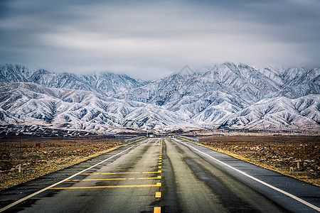 雪山下的公路背景图片