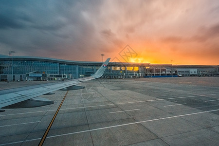 机场落日东方航空高清图片