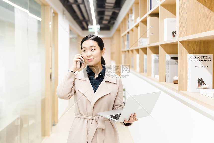 职业女性拿电脑打电话图片