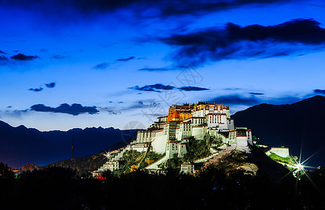 西藏夜景夜色中的布达拉宫夜景背景