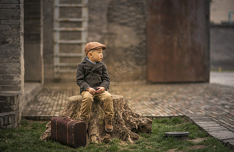 可爱的儿童在陌生城市独自等待图片