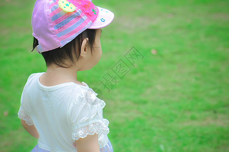 戴帽子孩子孩子的背面背景