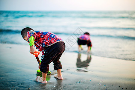 海边的童趣调皮小孩高清图片