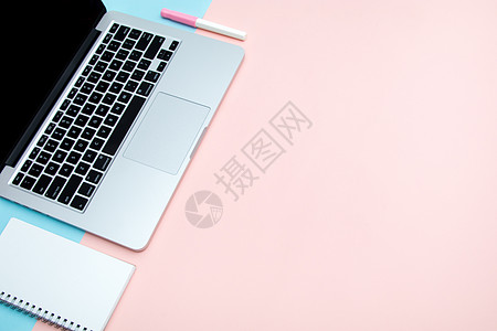 粉色手机文具键盘桌面平铺背景