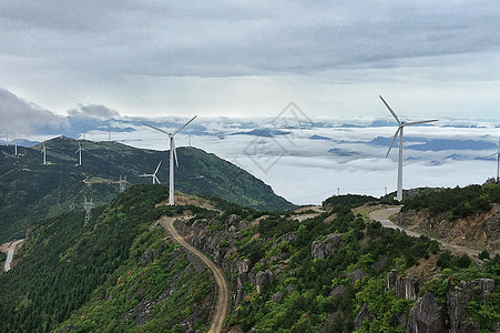 高山上的风力发电机背景图片