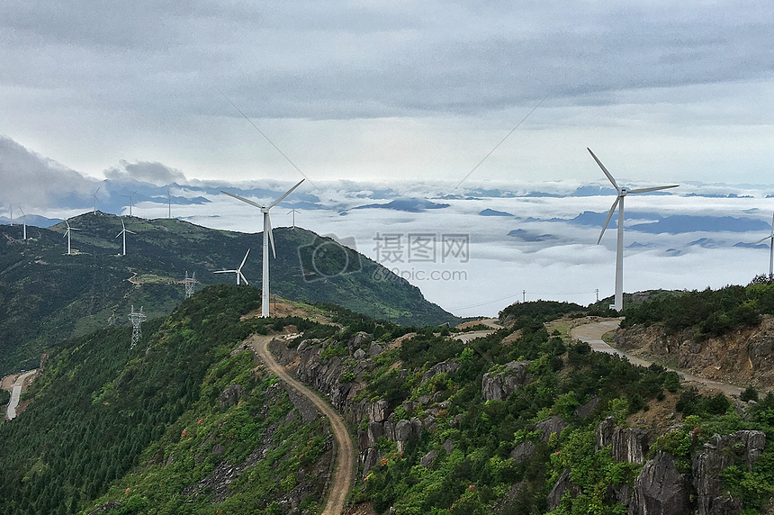 高山上的风力发电机图片