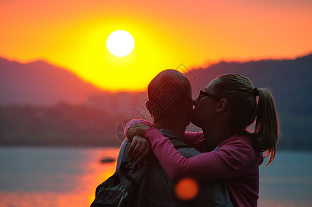 夕阳下的情侣图片