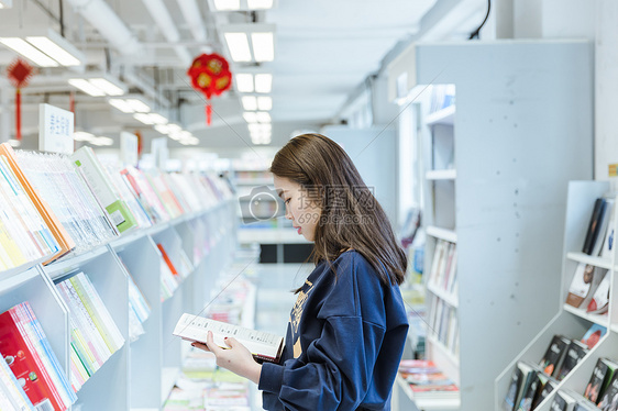 图书馆安静看书的女生图片