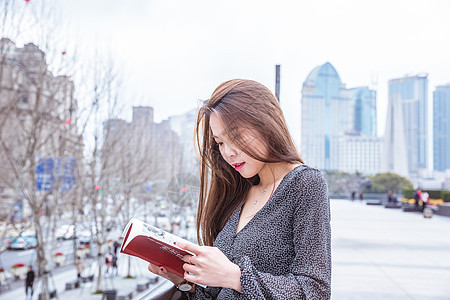 街头正在看书的美女高清图片