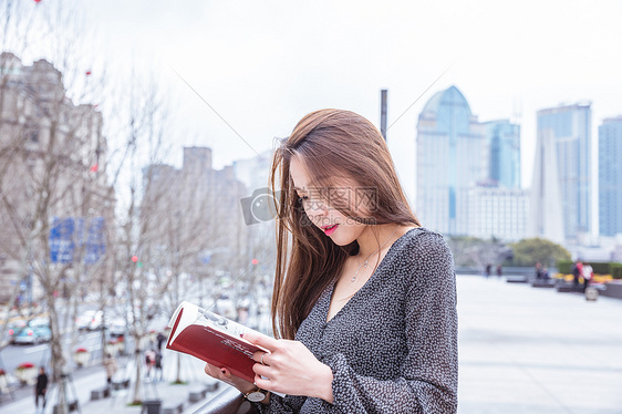 街头正在看书的美女图片