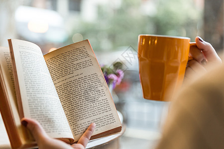 看书学习咖啡馆内女孩边喝咖啡边看书背景