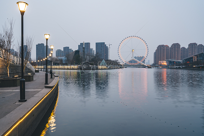 天津之眼傍晚夜景图片