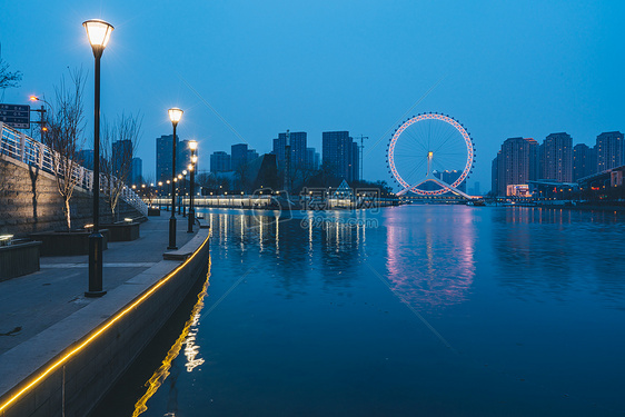 天津之眼傍晚夜景图片