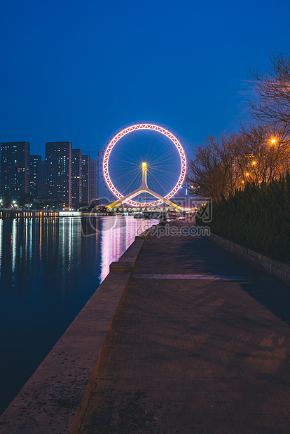 天津之眼傍晚夜景图片