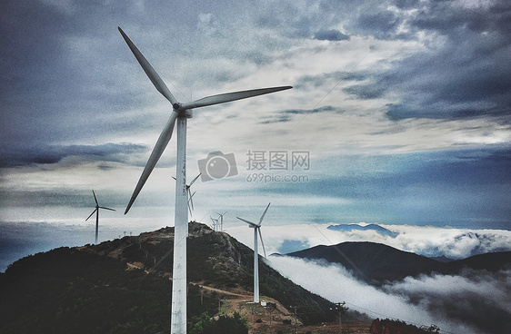 高山上的风能电力发电风车图片