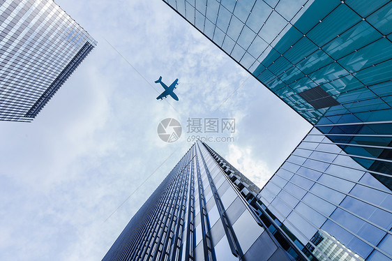 飞机飞过高楼图片