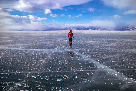 冰上行走的人图片