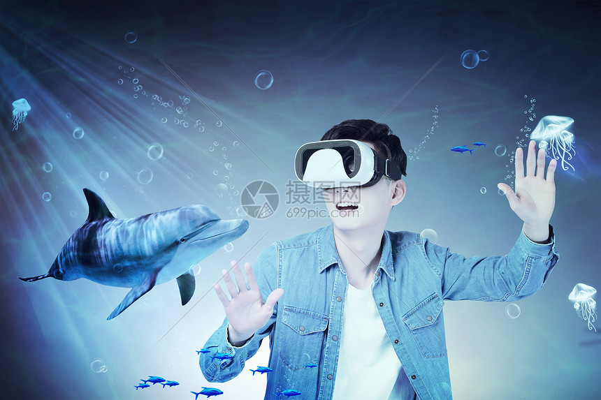 头戴VR在海底与鱼玩耍图片