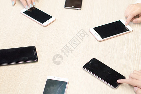 桌上围成一圈的手机高清图片