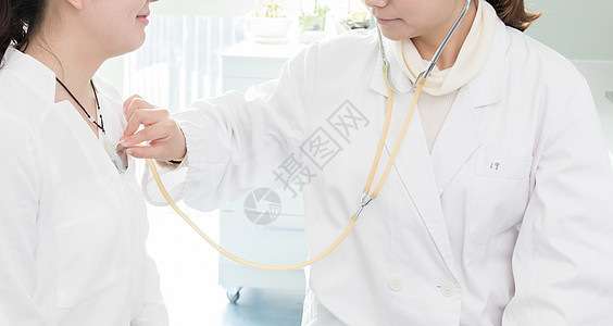 医院矢量图医生用听诊器为病人检查背景